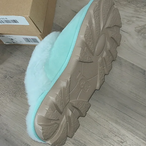 UGG Slippers - Picture 5 of 5